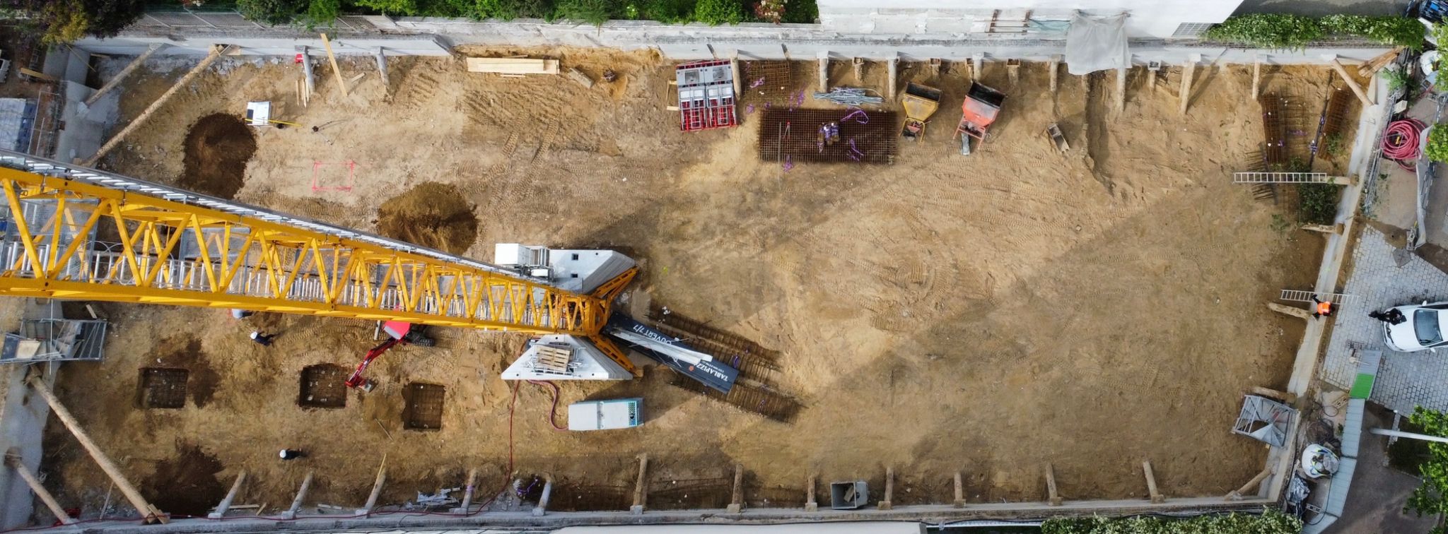 Vue aérienne d'un fond de fouille avec grue à tour et semelles de fondation